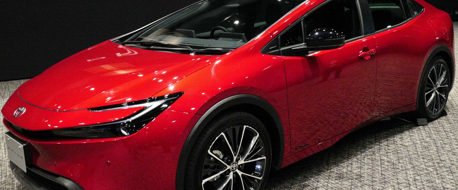 Electric or Hybrid Cars: Which is the Better Investment?